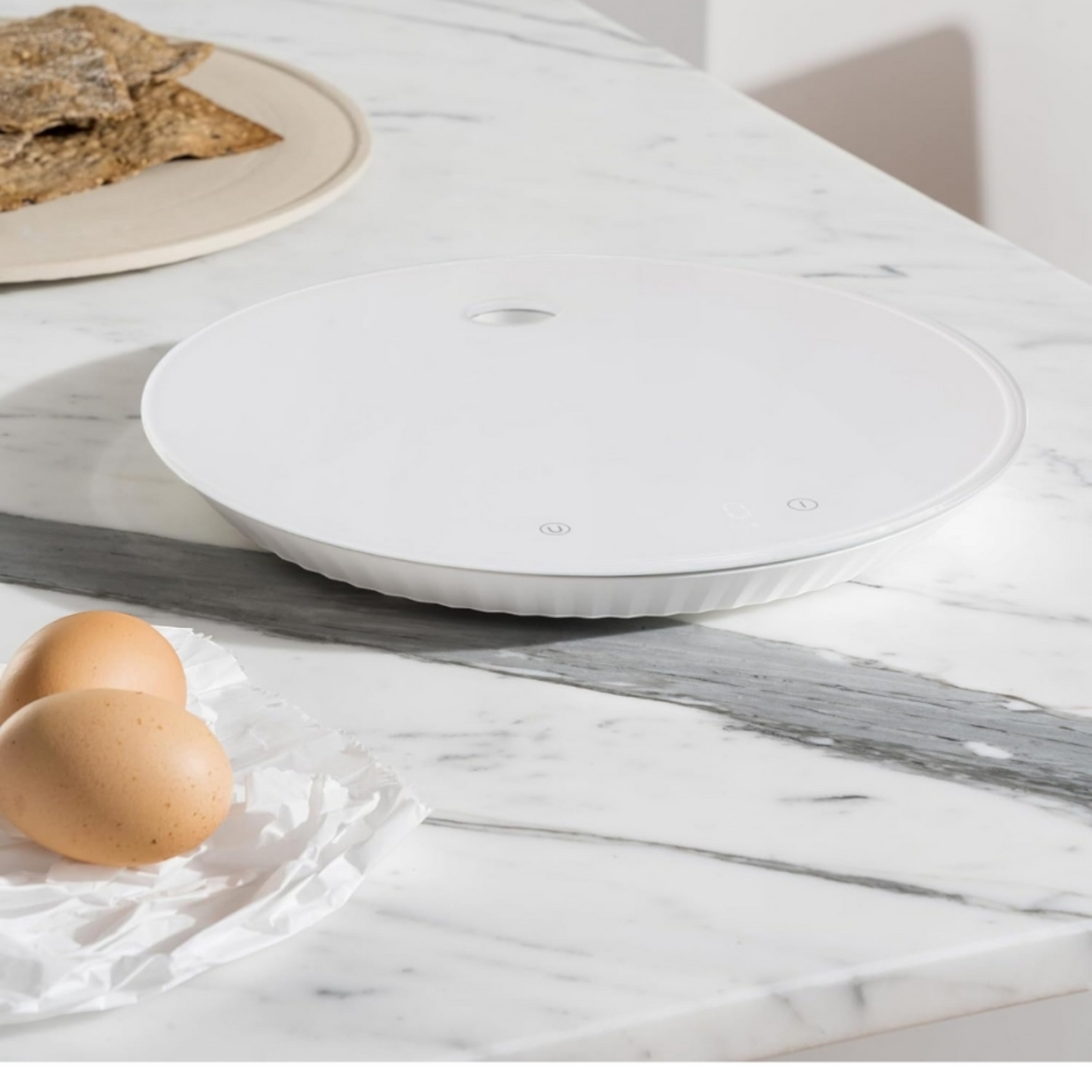 Bilancia da Cucina Digitale di Design con Supporto a Muro in Vetro Temprato e Resina Termoplastica Batteria Ricaricabile con Porta USBC Nero Alessi Plissé MDL16 B