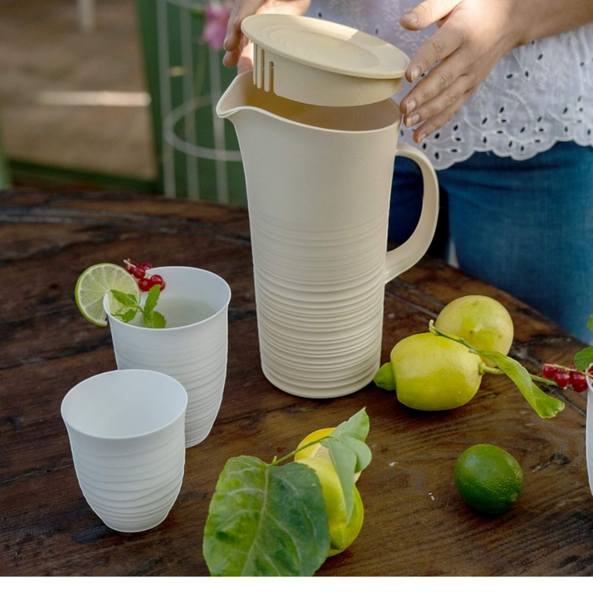 Caraffa con Coperchio Post Consumed Recycled Poliestereastic Bianco Latte 01.8 L  Guzzini Tierra