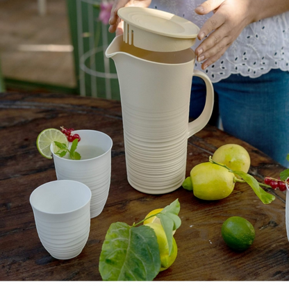 Caraffa con Coperchio Post Consumed Recycled Poliestereastic Bianco Latte 01.8 L  Guzzini Tierra